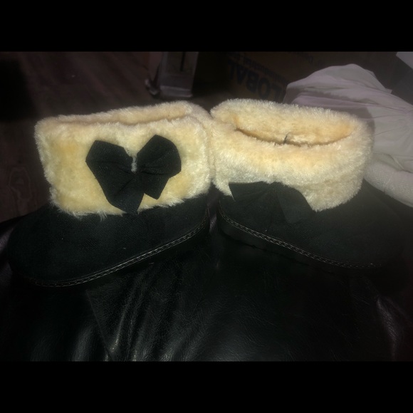 Girls winter boots. Size 25 Euro or 8.5 in us. Never worn. Not in retail box - Picture 2 of 5